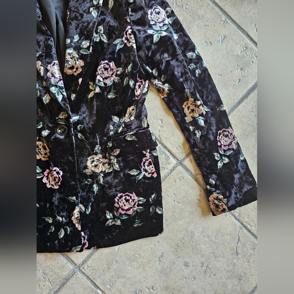 Floral Print Velvet Jacket - Picture 11 of 15